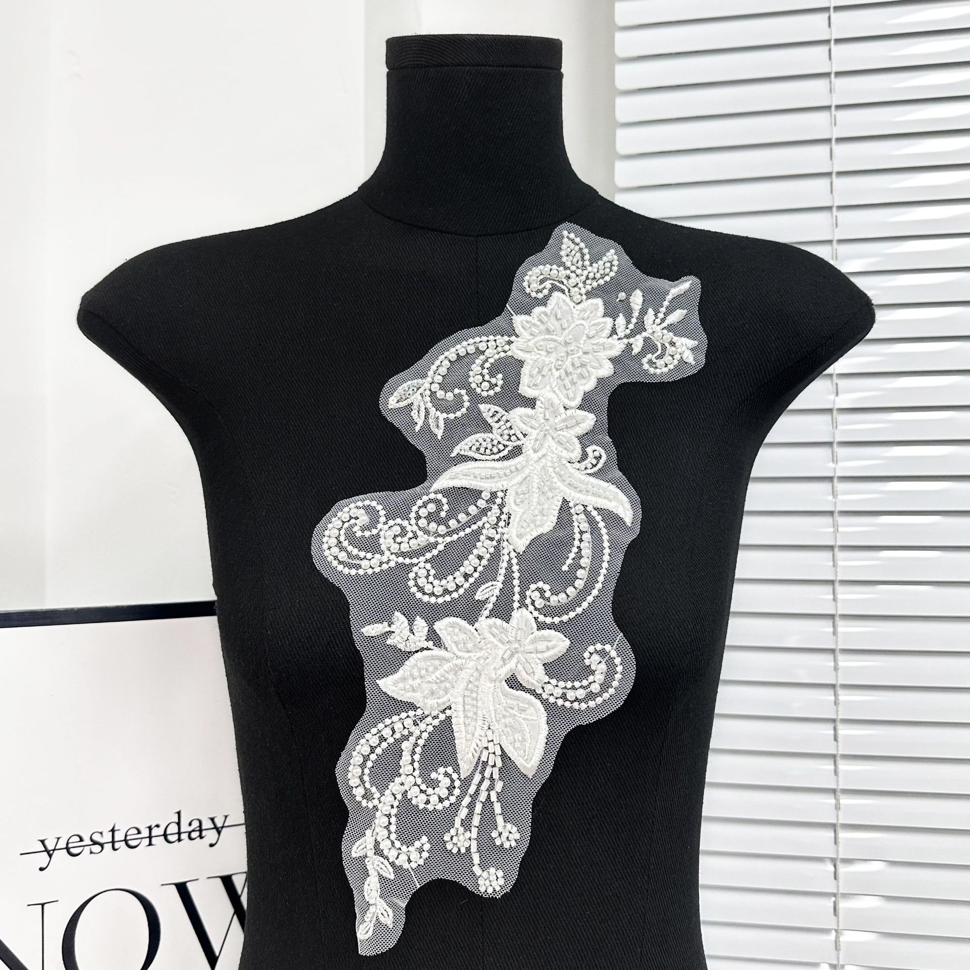 Venta directa de fábrica de encaje exquisito bordado de flores pegatinas de tela moda accesorios de ropa al por mayor image 3