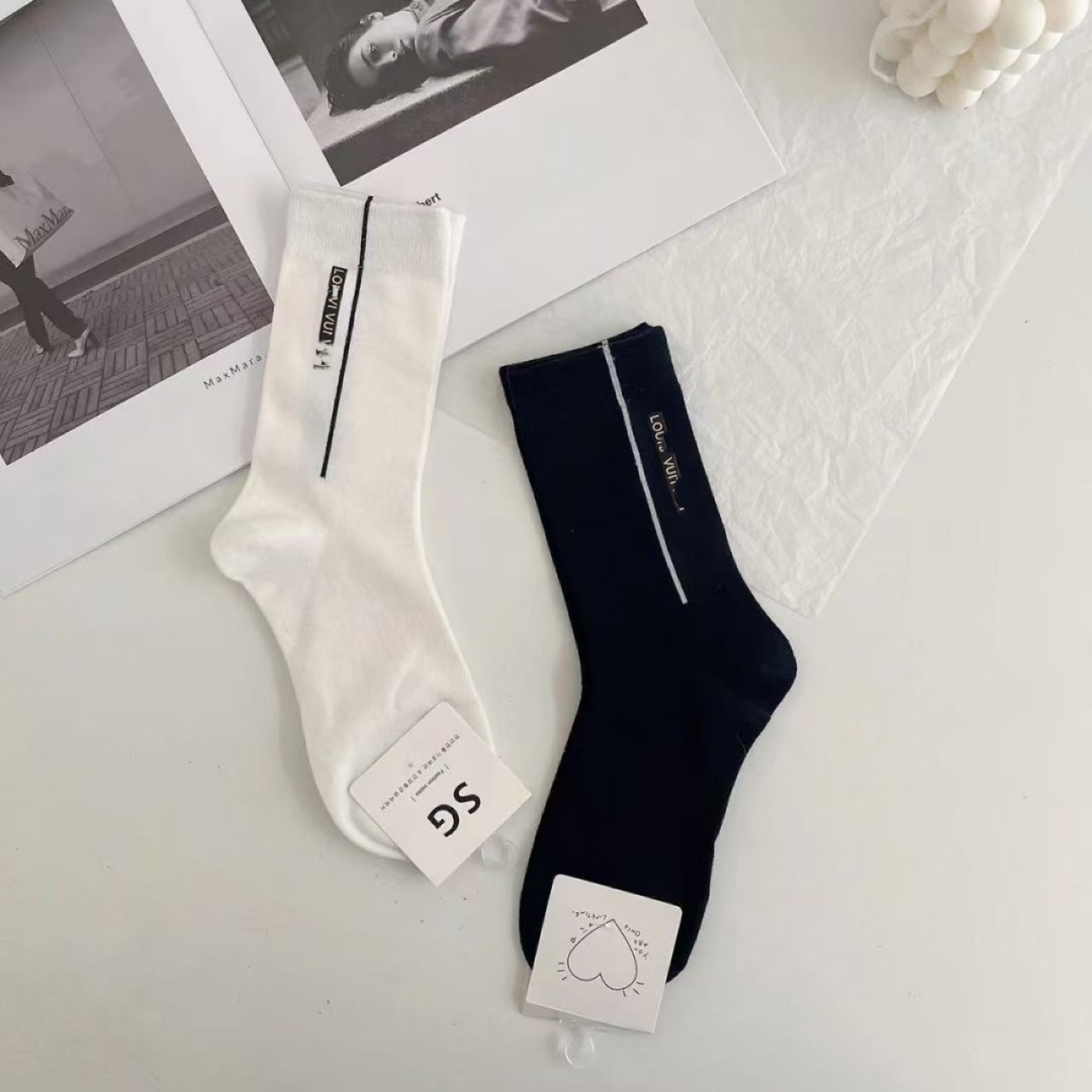 Chaussettes mi-mollet en cuir gaufré faites à la main, marque tendance 2025d, rayures noires et blanches, unisexes, pour couple_voghion.com