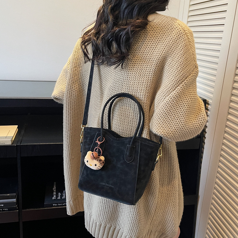 Alta sensación de moda, bolsa de comida de mano, bolsa de invierno para mujeres 2025, nueva bolsa de hombro de lujo ligera, bolsa de hombro versátil