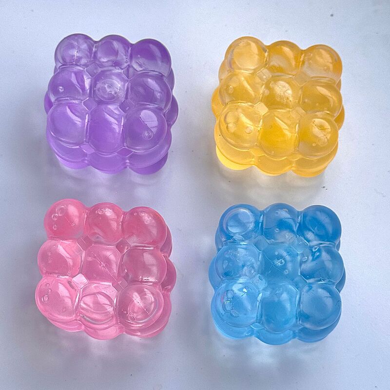赤い本のつまみの楽しみのマルトースの解凍のおもちゃはよく売れています。|undefined