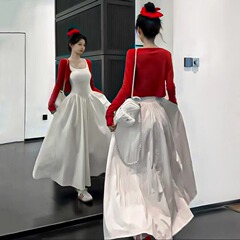 白いストラップのワンピースの女性2025夏の新型の高級感があります。