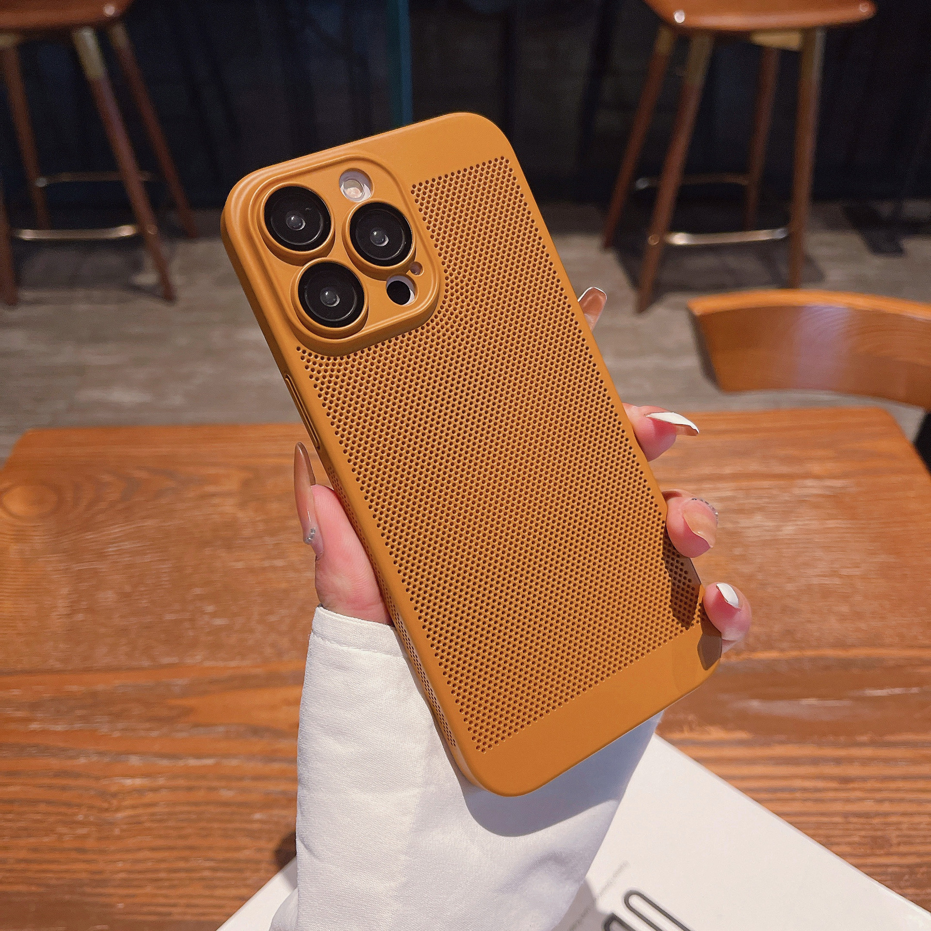 Adecuado para el verano iPhone15 enfriamiento transpirable teléfono móvil caso de malla Apple 13promax lente película cubierta PC