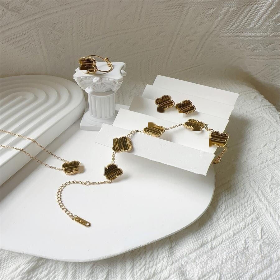 Estilo caliente Este trébol de cuatro hojas 13MM Pulsera de cinco flores 18K Pulsera de trébol de cuatro hojas Collar Pendientes Juego de anillo sin decoloración