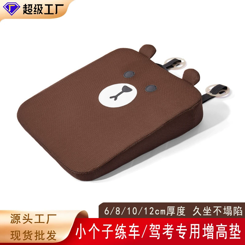 Владелец автомобиля увеличивает подушку сиденья