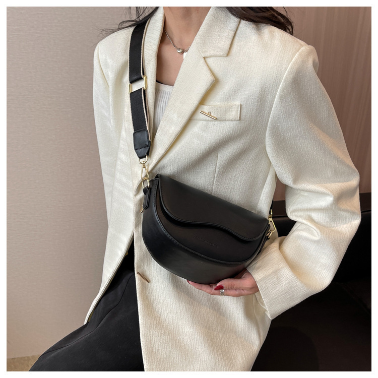 Damen 2024 Neue Mode Vielseitige Kleine Quadratische Hochwertige Internet Celebrity Live Broadcast Unterarm Satteltasche_voghion.com