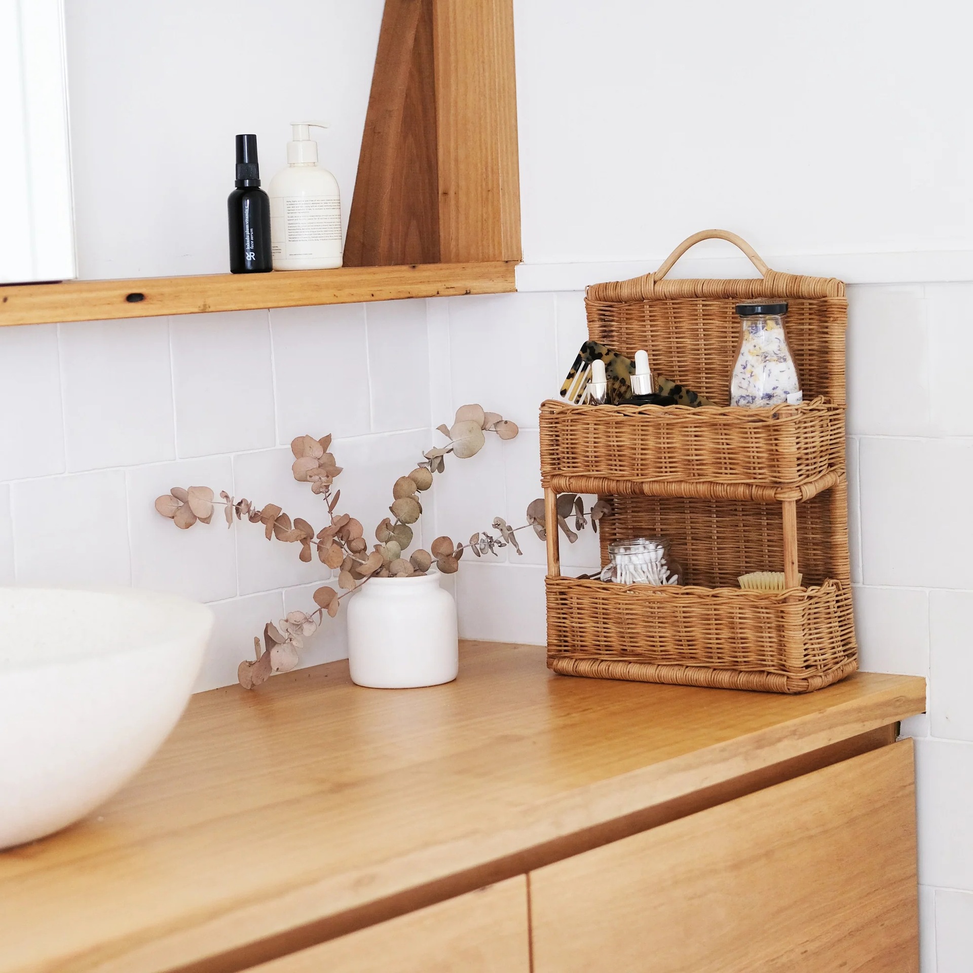 Cesta colgante de pared de ratán de estilo nórdico B & B cesta de almacenamiento decorativa caja de almacenamiento tejida a mano madera maciza cesta de almacenamiento de doble capa