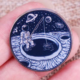 外太空垂钓者宇航员胸针徽章背包翻领别针配饰礼物