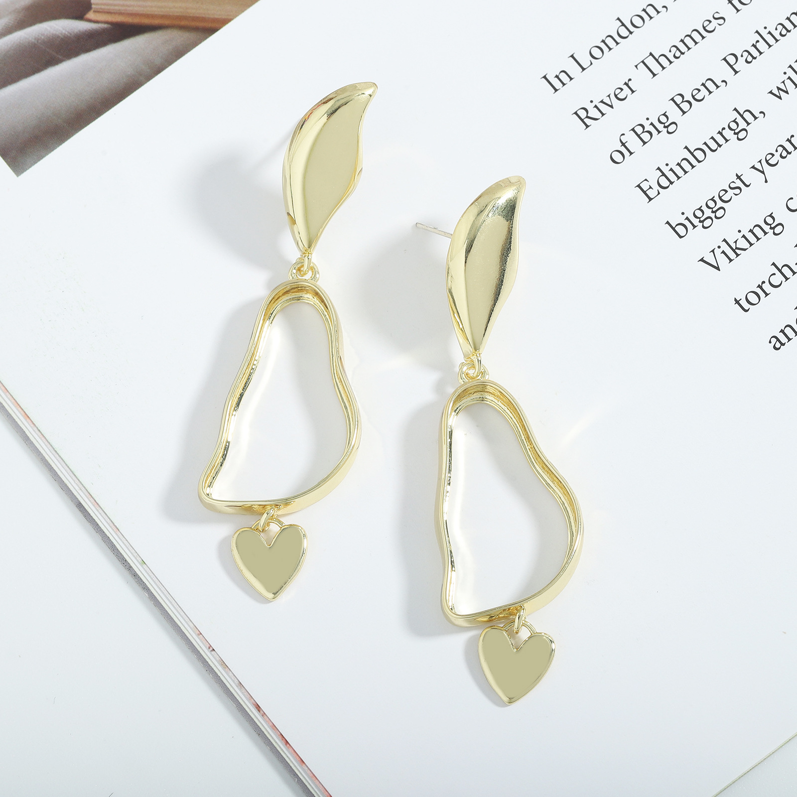 Nihaojewelry Jewelry Wholesale New Fashion Heart Pendant Brass Plating Irregular Long Earrings display picture 4