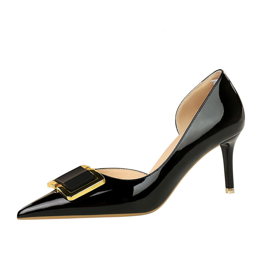 Décolleté stiletto donna in vernice con punta affusolata_voghion.com
