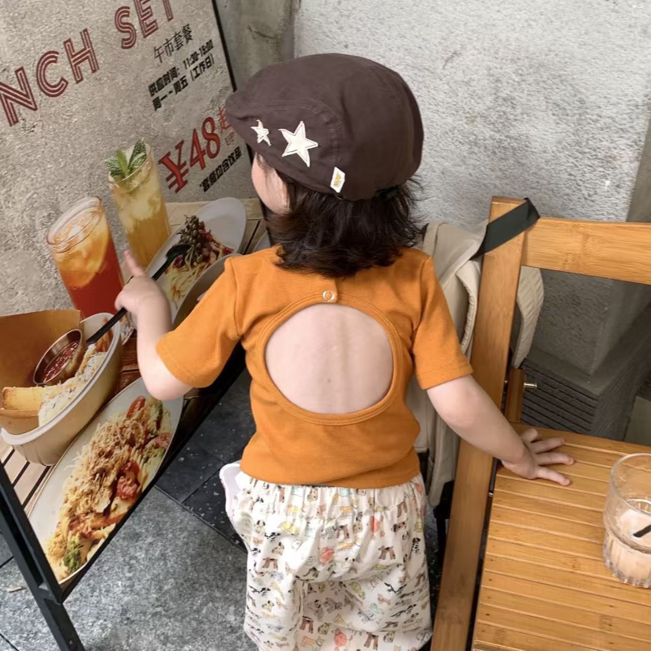 오렌지색 등이없는 반소매