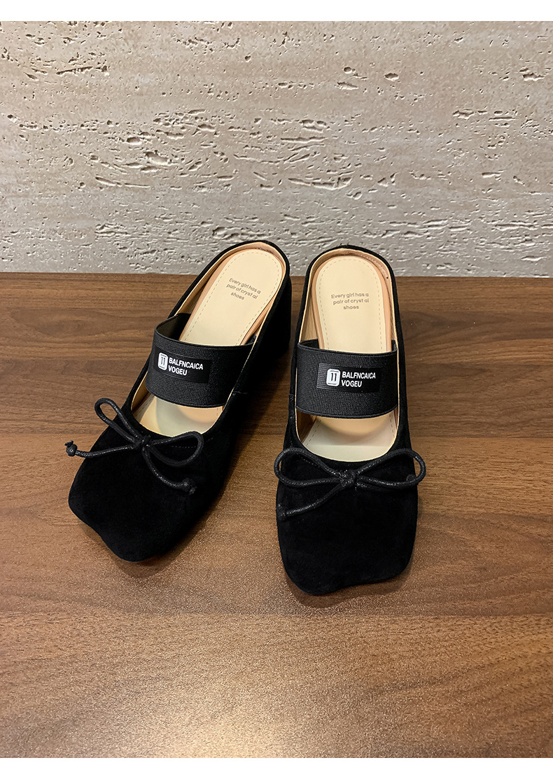 Mule nữ gót thấp hở gót trơn phong cách Pháp – nơ bướm chấm bi, mũi nhọn, gót 7 cm — Đen (lông cừu lộn), Chấm bi trắng (da bò) chi tiết 19