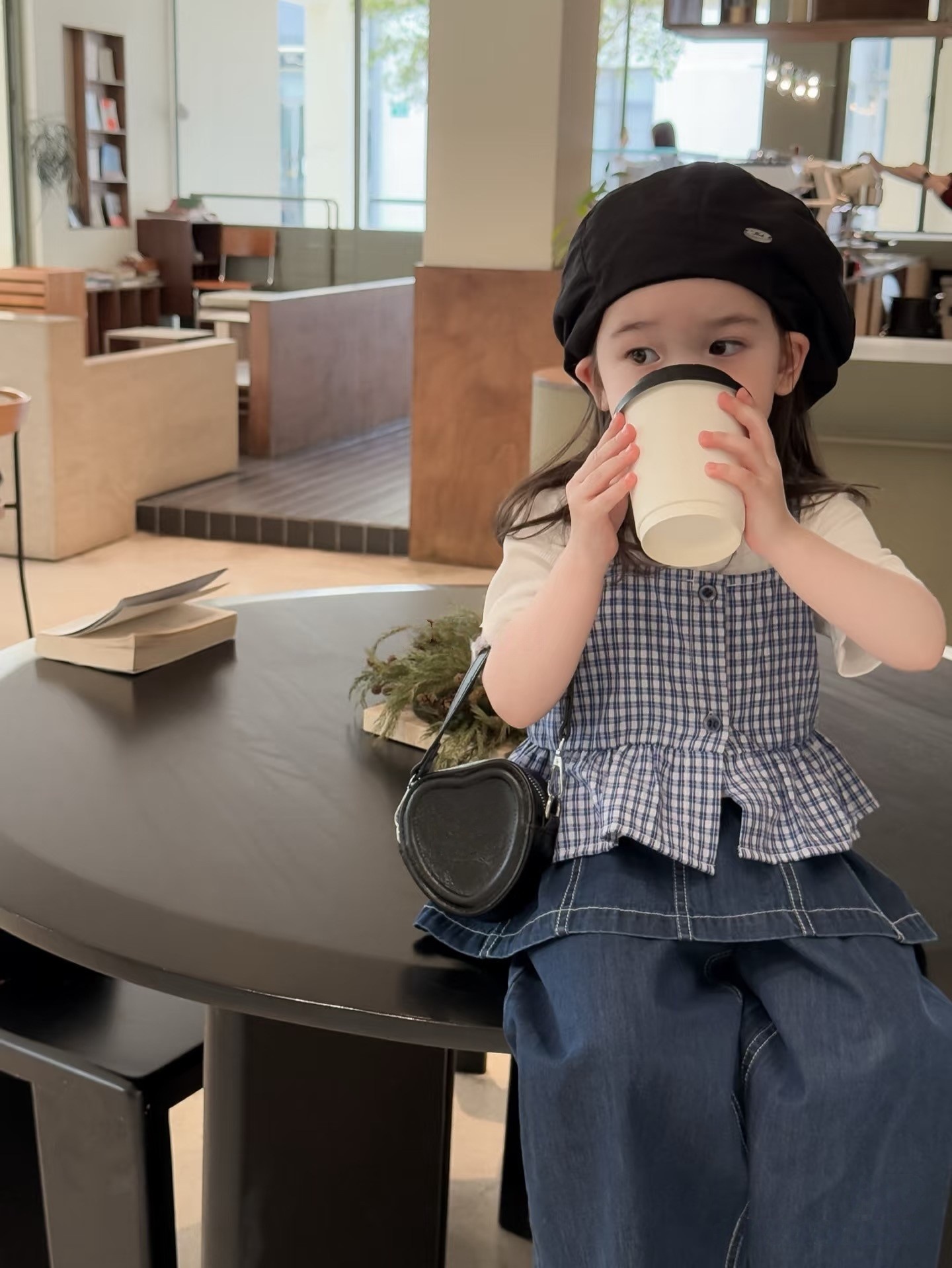 韓国の子供服2025夏の女の子の新型の偽の2つのスカートのズボンの女性の赤ちゃんのファッション的な洋風のジーパンのファッション的な外国貿易