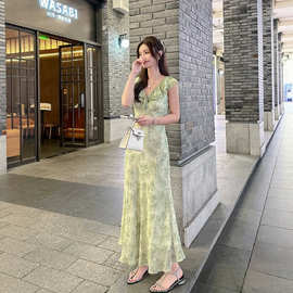 森系穿搭茶歇法式绿色v领碎花连衣裙温柔气质超好看收腰a子长裙子
