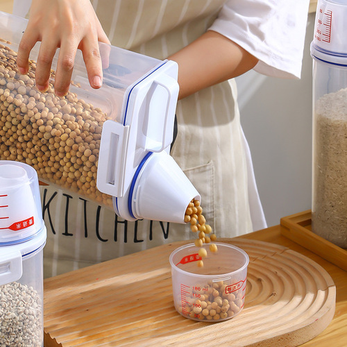 Japanese-style rice bucket for home kitchen, anti-insect and moisture-proof sealed 2KG rice storage container, multi-grain bucket, pet food bucket