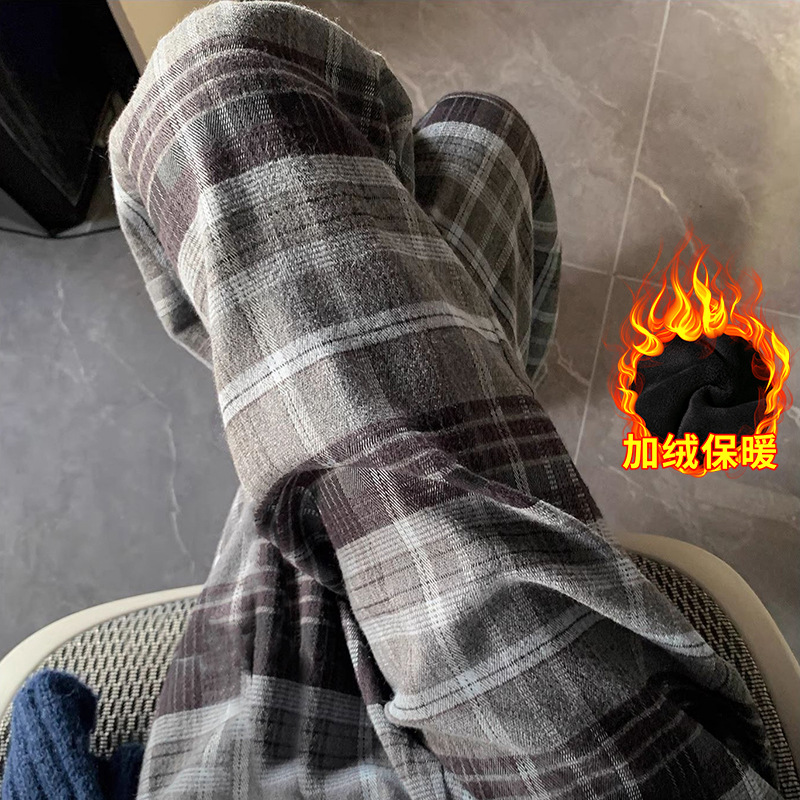 2025年秋冬向け、妊婦さん向けの裏起毛チェック柄パンツ。ゆったりとしたカジュアルで快適なハイウエストで、着痩せ効果も期待できる妊婦さん向け冬服です。