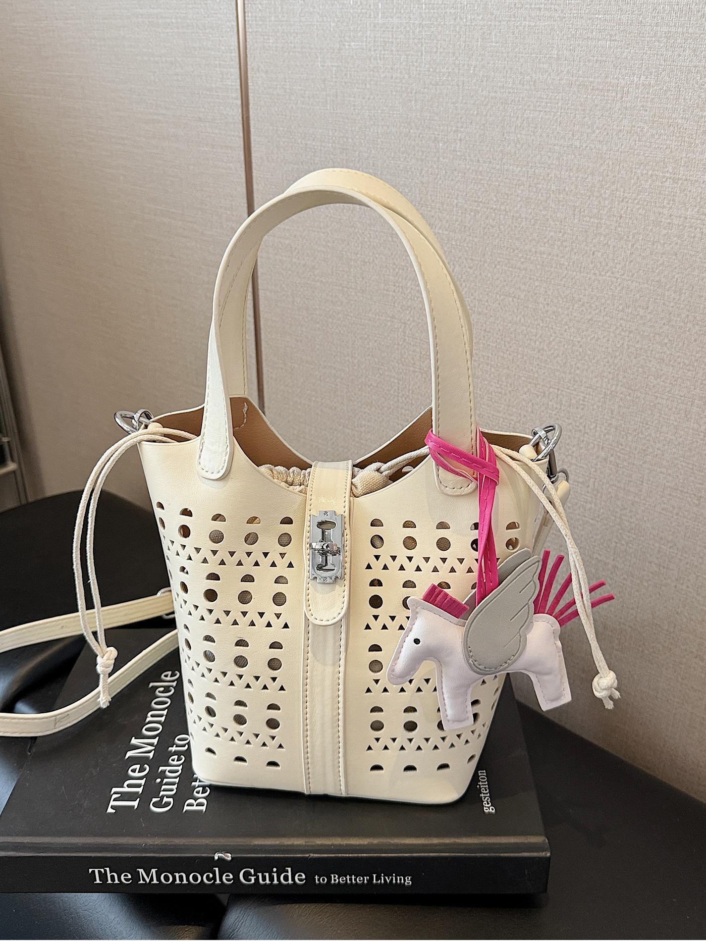 Nicho de diseño hueco bolsa de canasta de verduras para mujeres 2025 verano nueva moda alta sensación bolso de cubo de agua