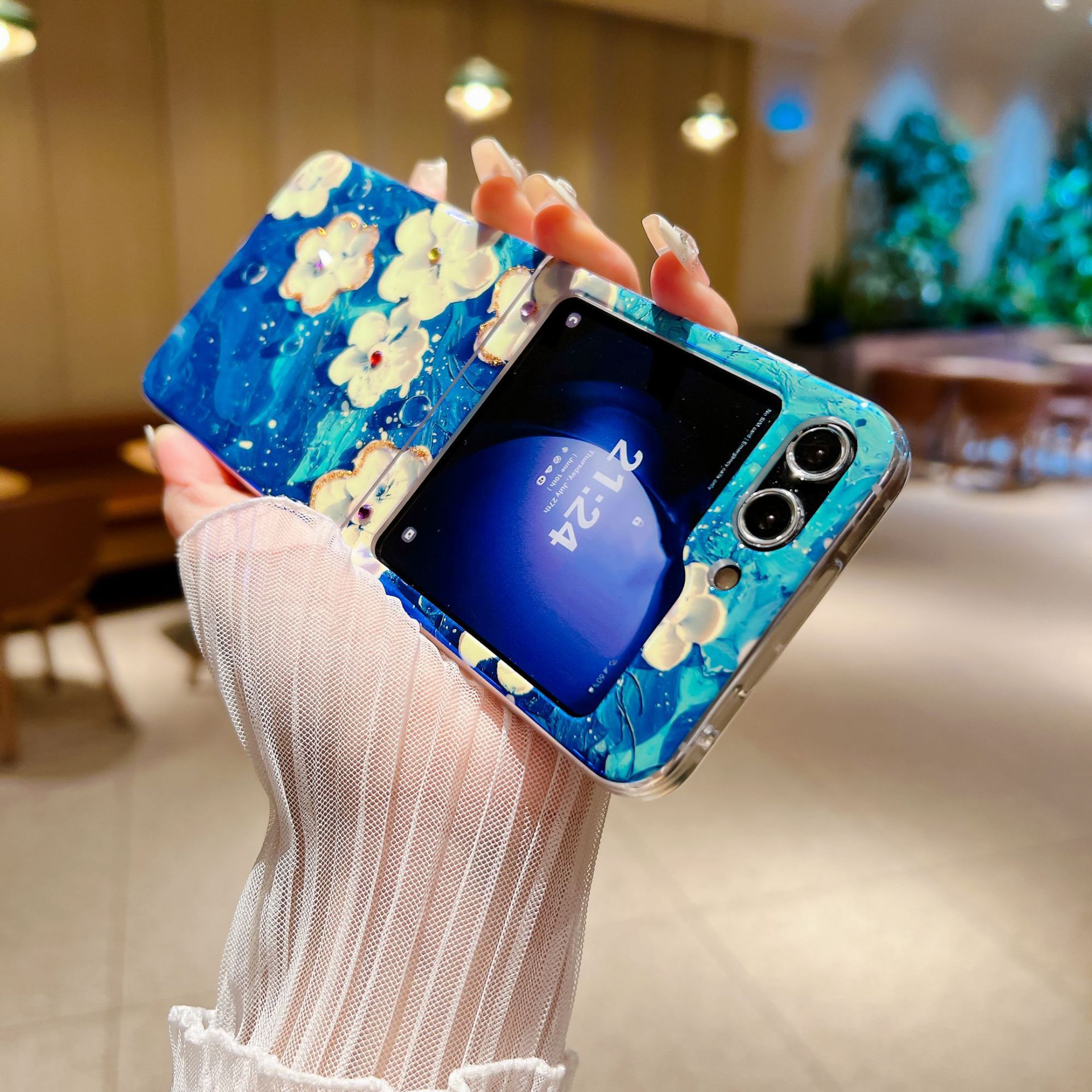Blue light white flower for Samsung zflip5 phone case new zflip3/4 folding screen saver case_voghion.com