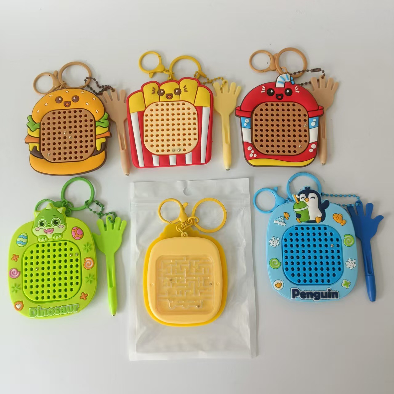dibujos animados creativos bola de acero de atracción tablero de dibujo bolsas de llaves pequeño colgante descompresión tablero de dibujo magnético juguetes laberinto al por mayor