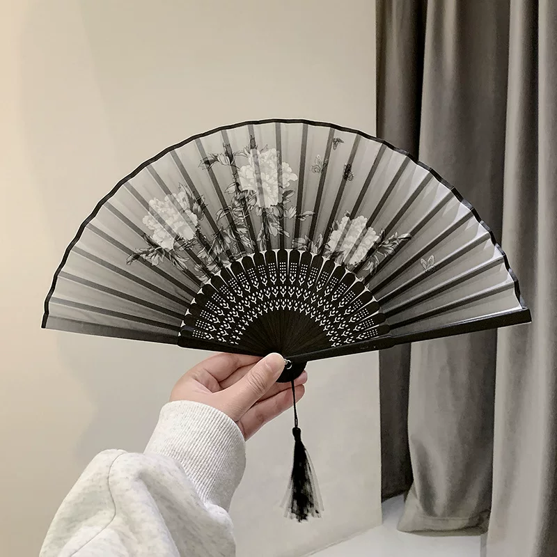Round fan, black Hanfu, Chinese style