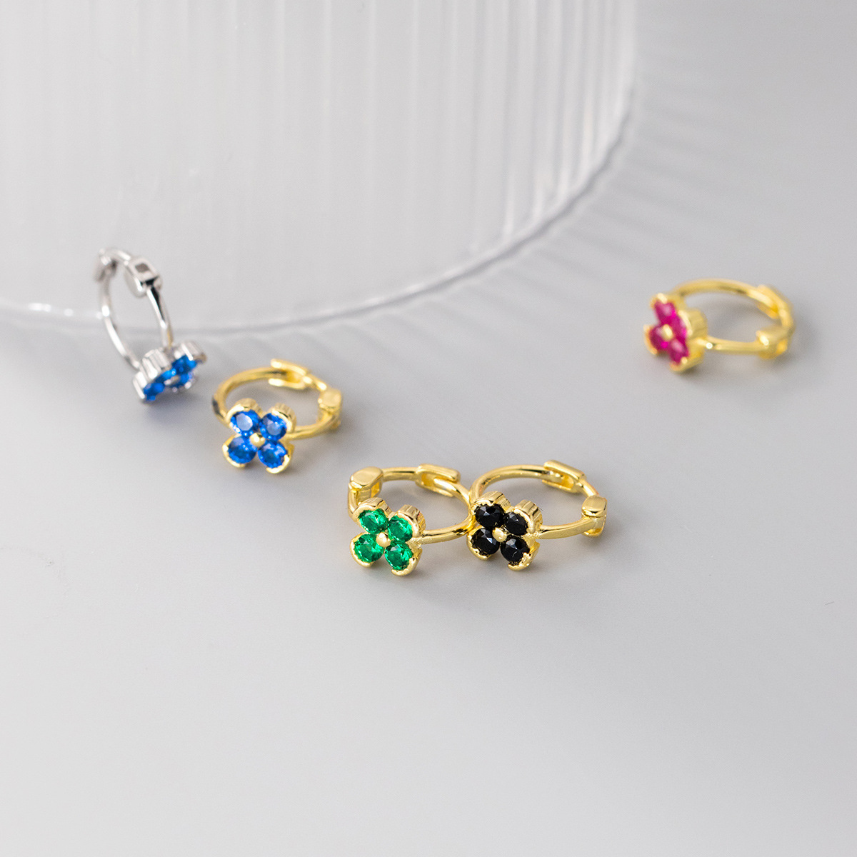 Eloch s925 perlas de plata de diamantes de cuatro flores de cuatro flores de cuatro flores clásicas de cuatro flores de cuatro flores temperamento simple auriculares M02064