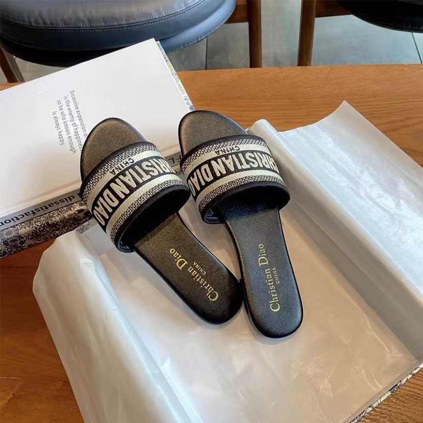 Zapatillas bordadas de marca D para mujer, ropa de verano al aire libre, sandalias deslizantes con correa de playa de cuero genuino informales de tacón grueso plano de moda para mujer.