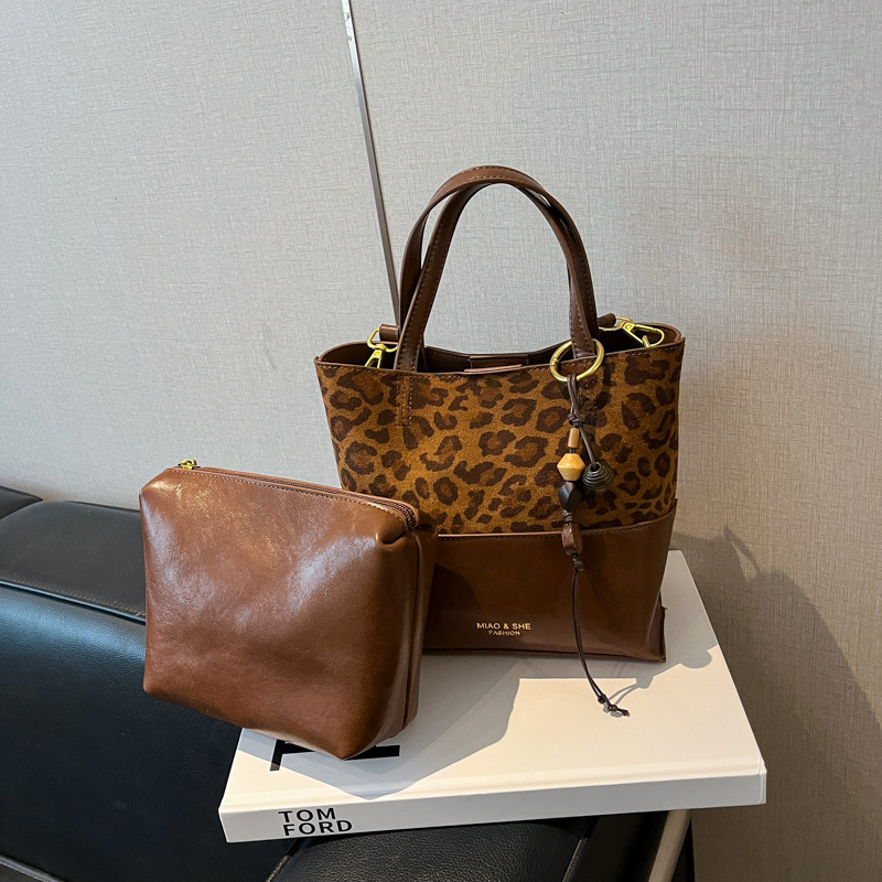 Bolsa de color retro de estilo extranjero para mujeres otoño y invierno 2025, nuevo tipo de bolso de hombro de viaje, bolso de cubo de mano de alta calidad