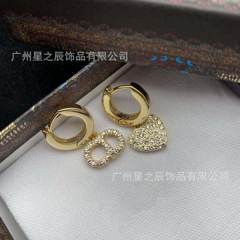 Dijia D ファミリーのレターカップル CD ラブ非対称イヤリング女性用フルダイヤモンドハート型イヤリング女性用工場卸売|undefined