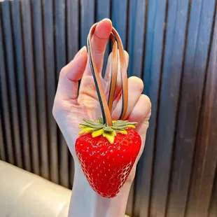 Подвеска-клубничка на сумку и в машину без семечек