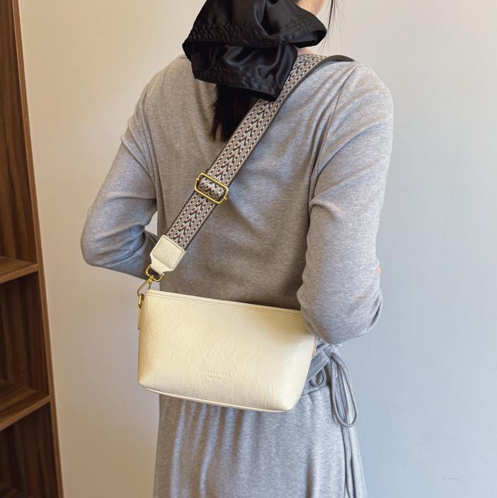 Bolsa de comercio exterior ultra caliente para mujeres 2025 nuevo bolso de hombro casual universal de alta calidad con una correa de hombro ancha bajo la braza