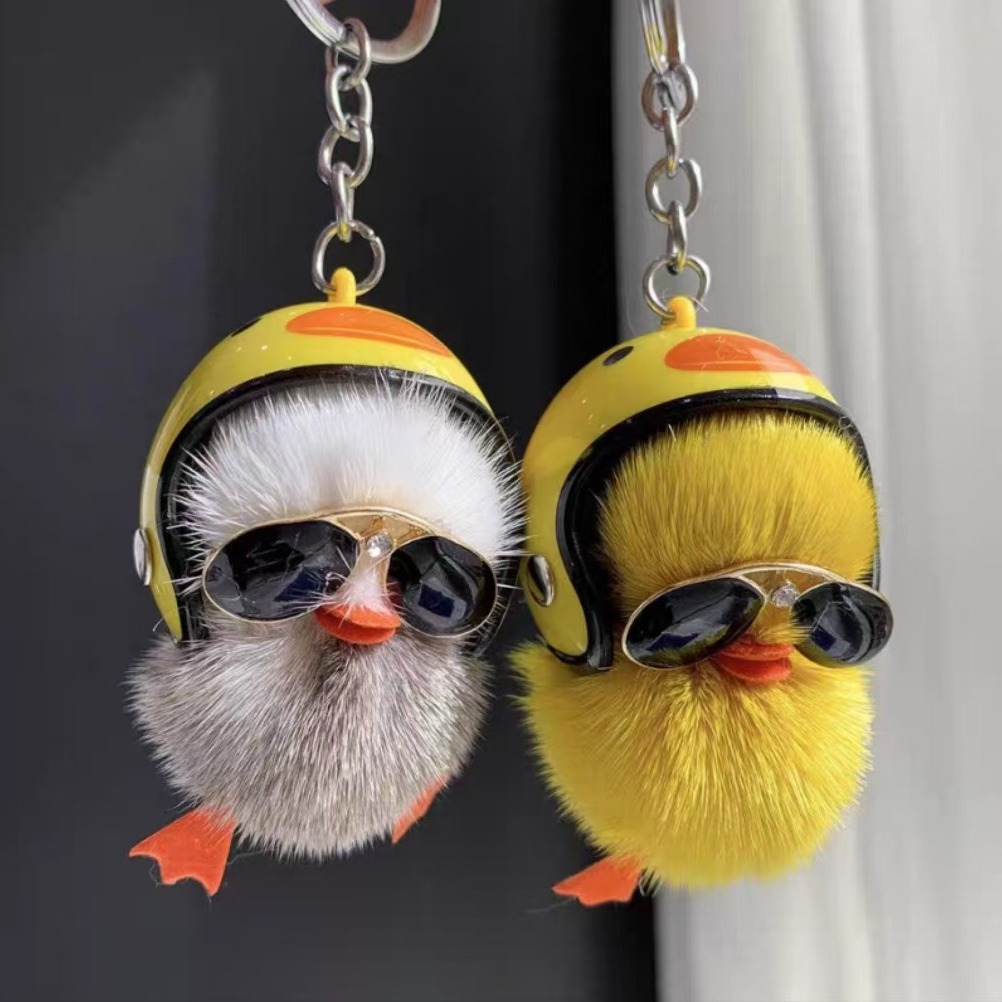 Mayorista casco pato amarillo pelo de visón lindo pato llavero de automóvil bolsos de peluche colgantes para teléfonos móviles
