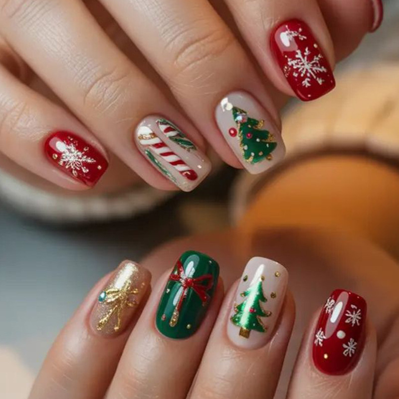 24-piece set of Christmas-themed fake nails in red and green contrasting colors, short square cute holiday wear-on nails, nail art patches, factory wholesale