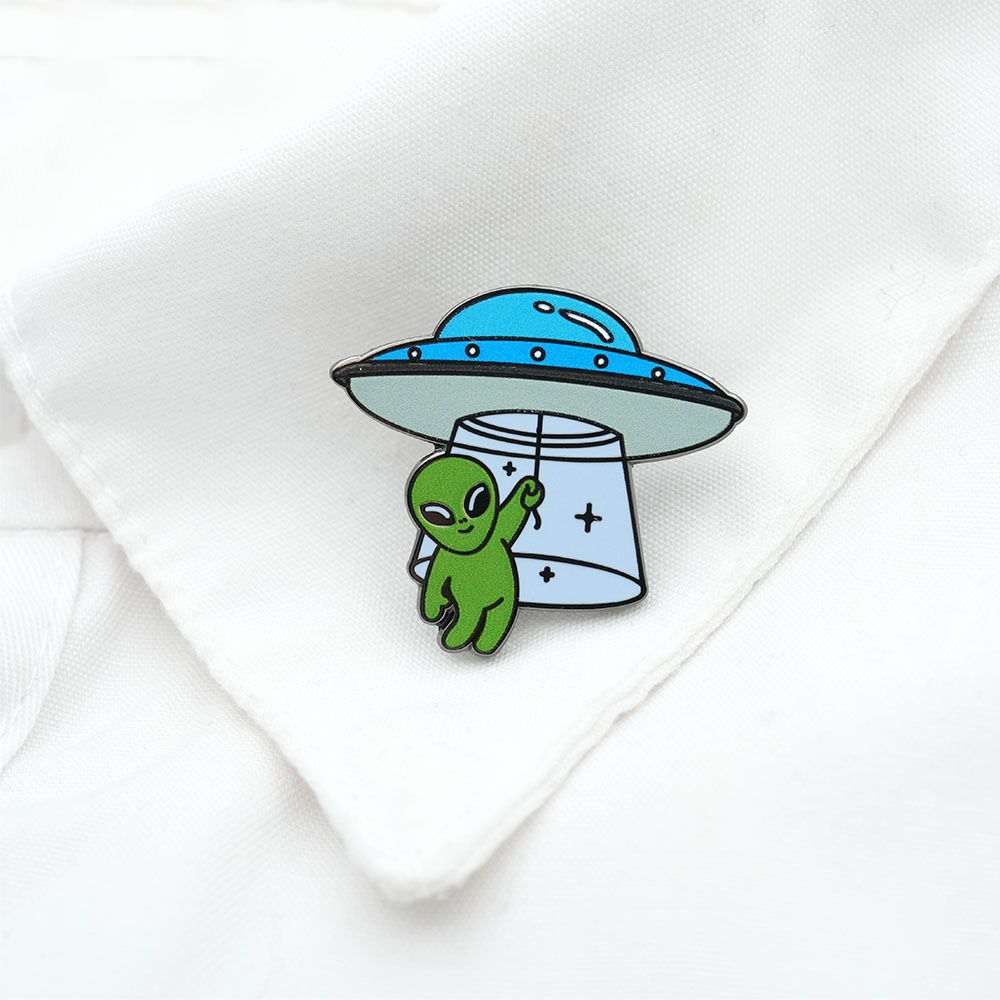 Creative Cartoon Alien and Spaceship Brooch, Fashionable and Personalized Versatile Metal Pin Clothing Accessories Collar Pin