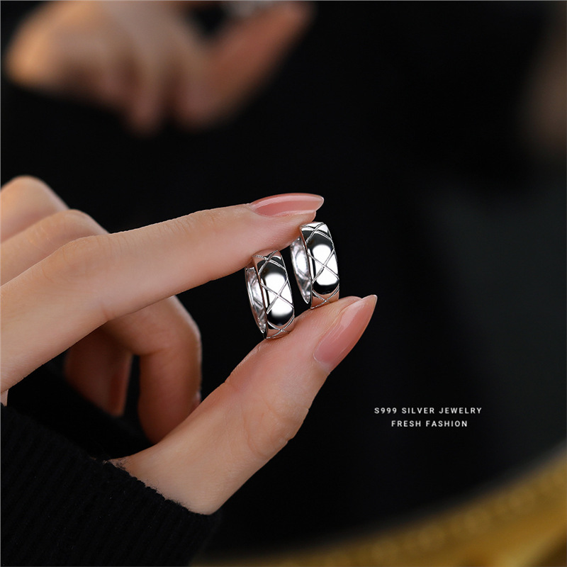 S999 Silver Hoop Earrings With Diamond Pattern Light Luxury Style_voghion.com