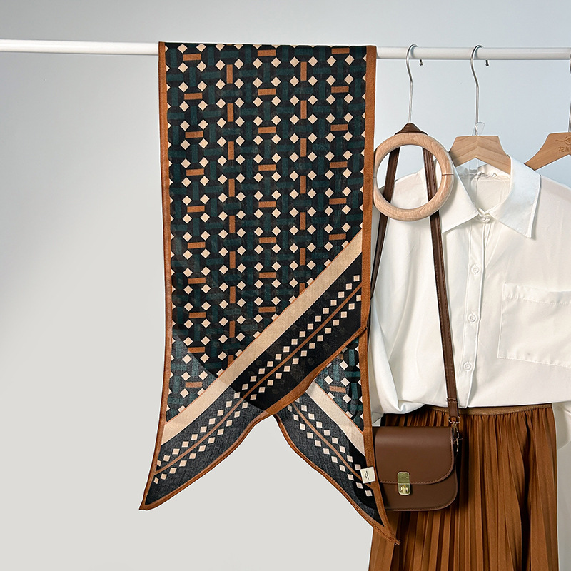 Alta sensación de tendencia simple impresión geométrica seda simulación toallas paralelas de una sola capa nicho mujer toallas de seda de lana retro