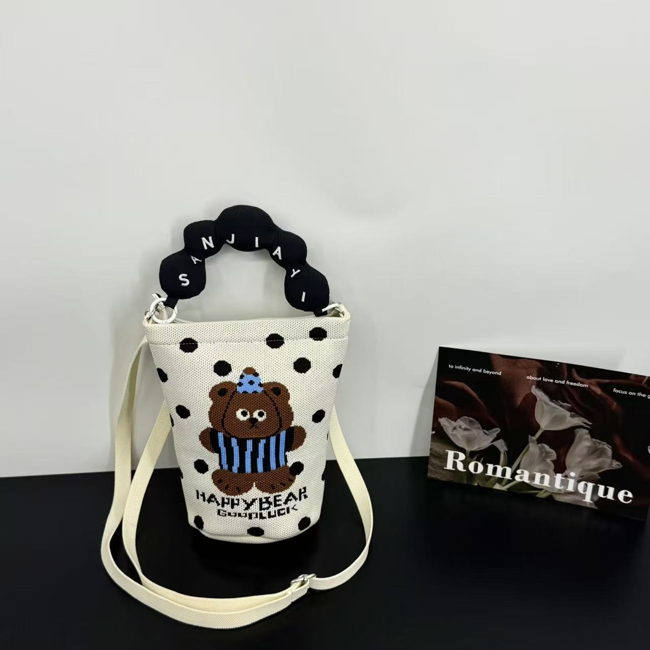2026 primavera y verano nuevo bolso de cubo de pintura creativo portátil gran espacio de aire de dopamina alta sensación mochila