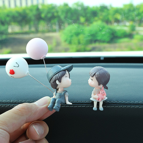 Internet celebrity car ornaments, cute kissing couple dolls, confession balloons, creative car interior decorations, drop shipping