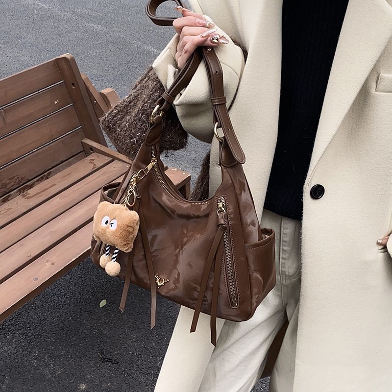 休闲通勤大容量包包女式新款秋冬季百搭斜挎包时尚单肩腋下包