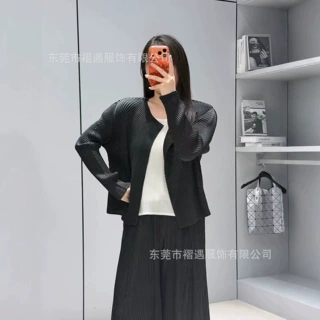 三宅休闲风秋冬季简约时尚褶皱开衫外套