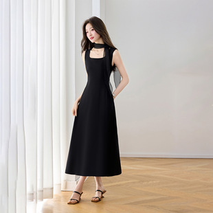 �r��Ů���b�ļ��¿����G�L�B��ȹ���L��o�伃ɫ����Ůȹ��