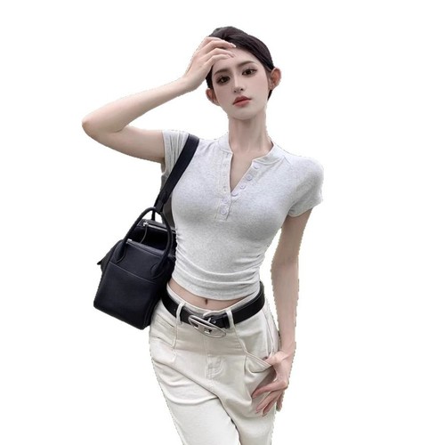 Sassy, sultry European-style slim-fit V-neck short-sleeve T-shirt for women—summer, figure-flattering, cropped design