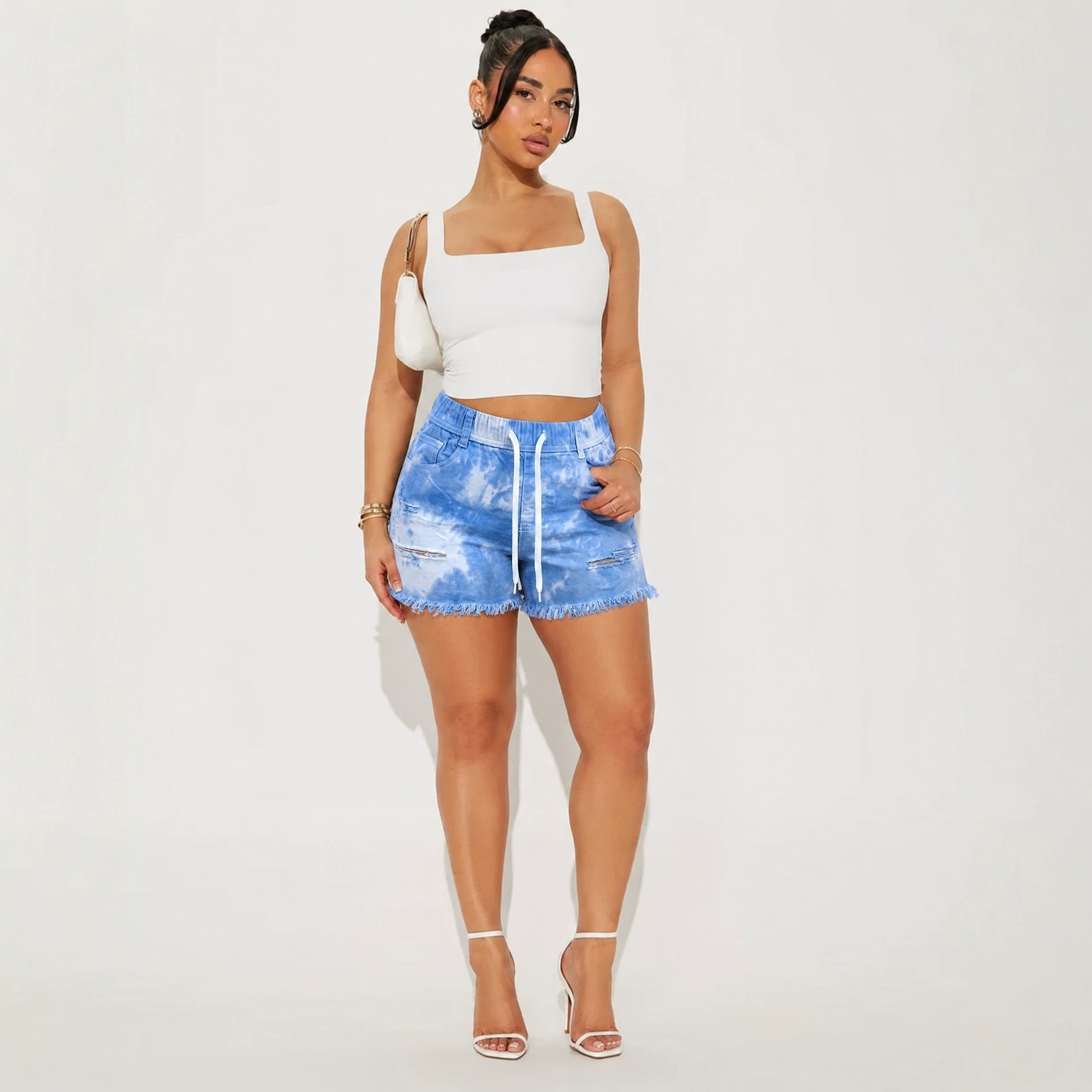 Suministro exclusivo transfronterizo 2026 para Europa y América: Shorts vaqueros tie-dye rasgados para mujer, nuevo estilo de verano con cordón, cintura alta, bordes deshilachados, en stock.