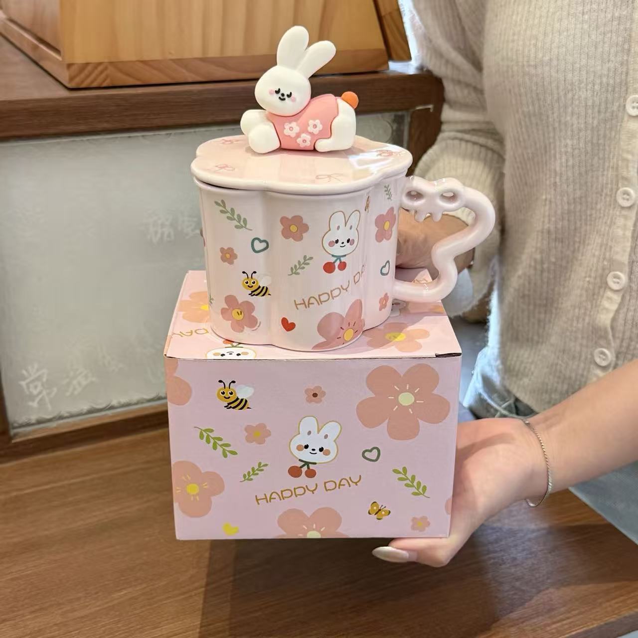 Cute and stylish ceramic mug with lid, large capacity, perfect for home use, ideal for coffee or breakfast.