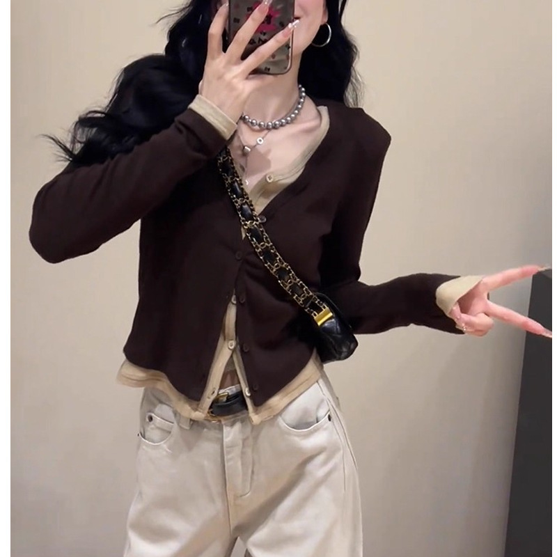 独特漂亮咖色V领假两件打底T恤女初秋超好看短款内搭气质长袖上衣|undefined