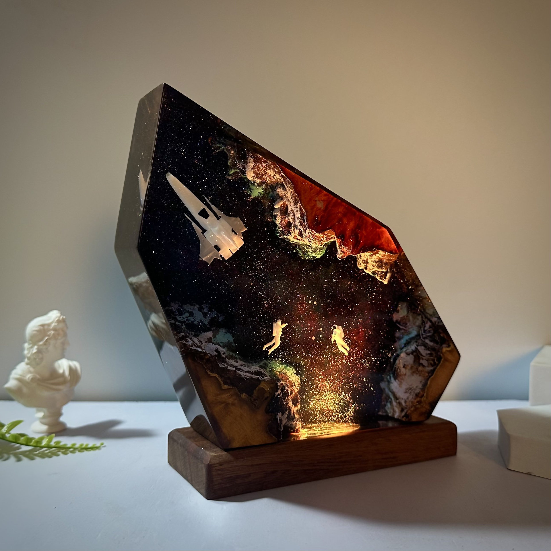 Astronauta lámpara de madera de resina interestelar lámpara de noche galáctica diseño de arte creativo regalo para amigos artefactos mágicos