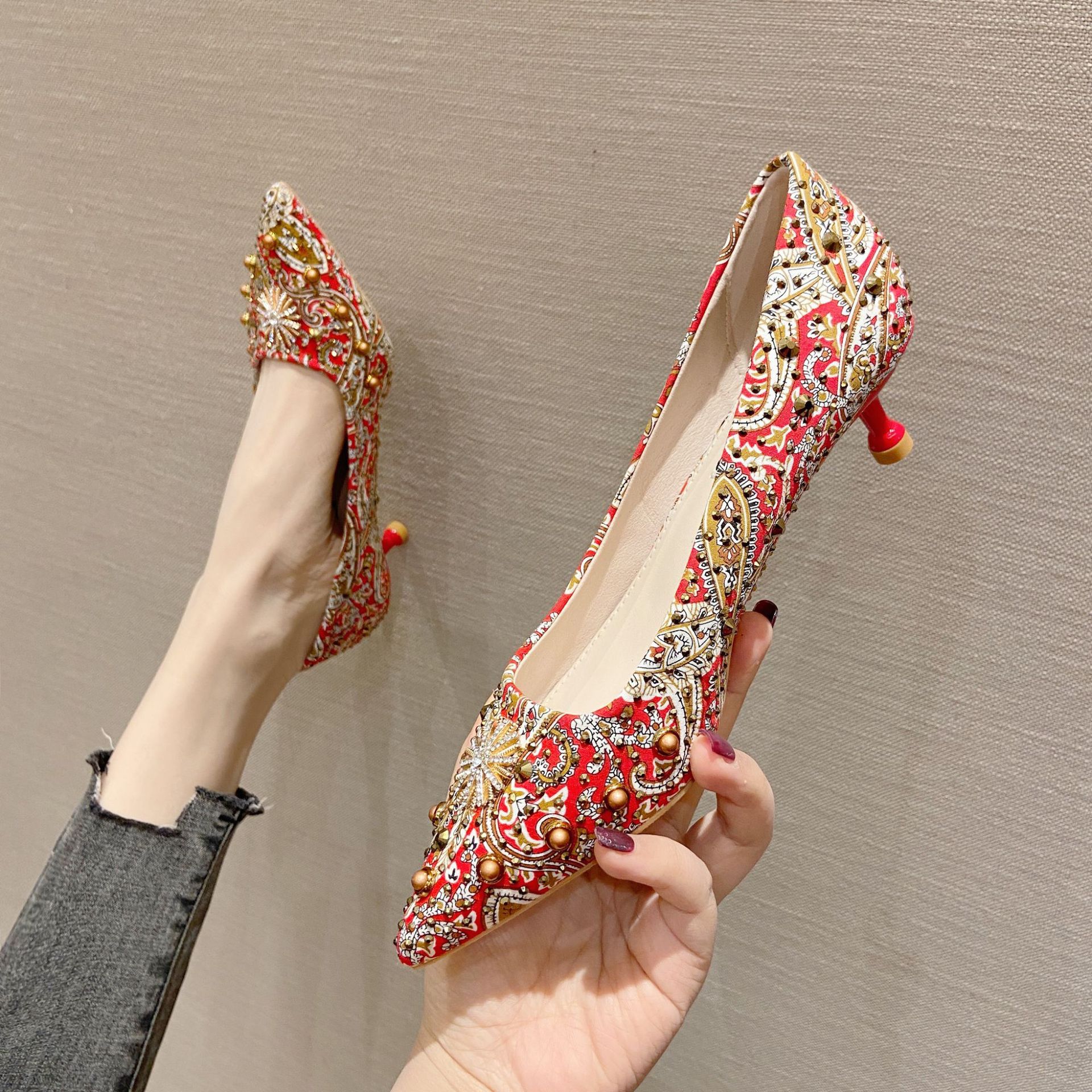 Zapatos de boda zapatos de punta puntiaguda para mujer 2022 nuevos tacones de aguja chinos tacones altos diamantes de imitación Xiuhe zapatos de novia remaches 19