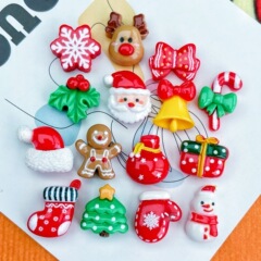 ミニクリームの周りにクリスマスの明るい顔の小さいサイズの樹脂の部品のプレゼント袋のクリスマスツリーのネイルアクセサリーを合わせます。