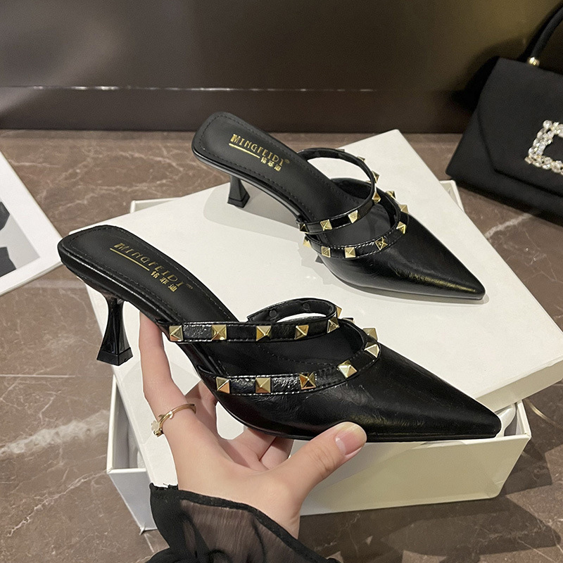 Semi pantuflas Baotou 2025 nuevo estilo de verano para llevar una sola palabra con remaches sandalias y pantuflas de tacón alto para mujer puntiagudo todo fósforo