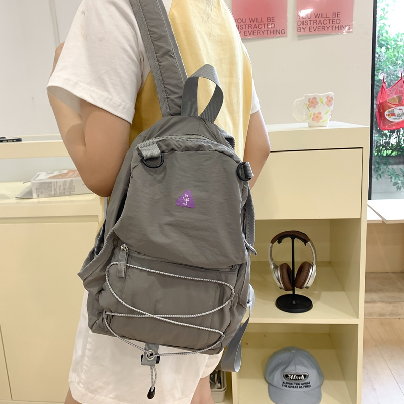Turismo ligero mochila mochila femenina 2024 nueva bolsa de montañismo al aire libre súper ligera a prueba de lluvia ligera mochila casual de nylon masculino