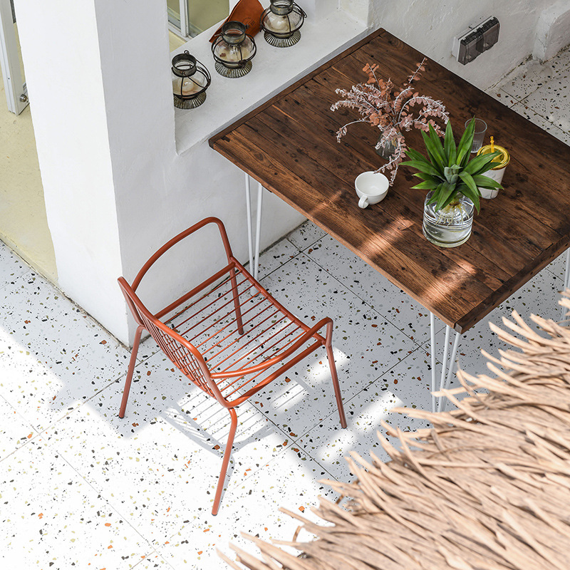 Mesa y silla al aire libre simple Villa patio jardín tienda de té de leche resistente al óxido impermeable mesa y silla de cocina relacional combinación de tres piezas