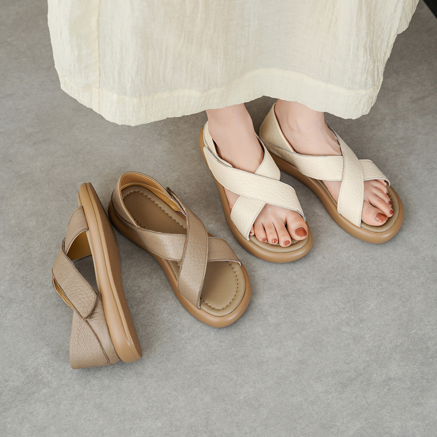 Sandal nữ hở mũi đế dày da cừu phong cách đơn giản, quai dán tiện lợi — màu be